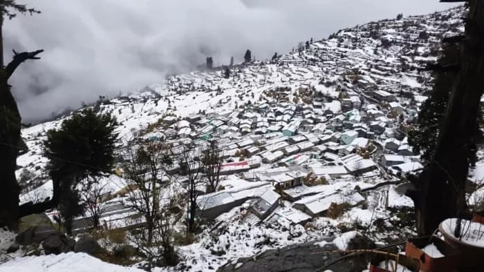 उत्तराखंड में मौसम का डबल अटैक, पहाड़ों पर बर्फबारी तो कई जिलों में भारी बारिश का अलर्ट
