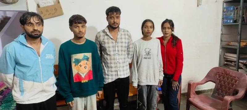 नदी के तेज बहाव में फंसी पांच दोस्तों की कार, TI ने जोखिम उठाकर सभी को बचाया