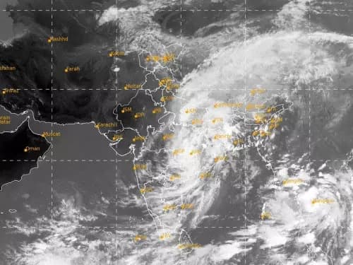 Weather Alert: यूपी-बिहार समेत कई राज्यों में भारी बारिश, तेज हवाओं से बढ़ी परेशानी; जानें आज का मौसम