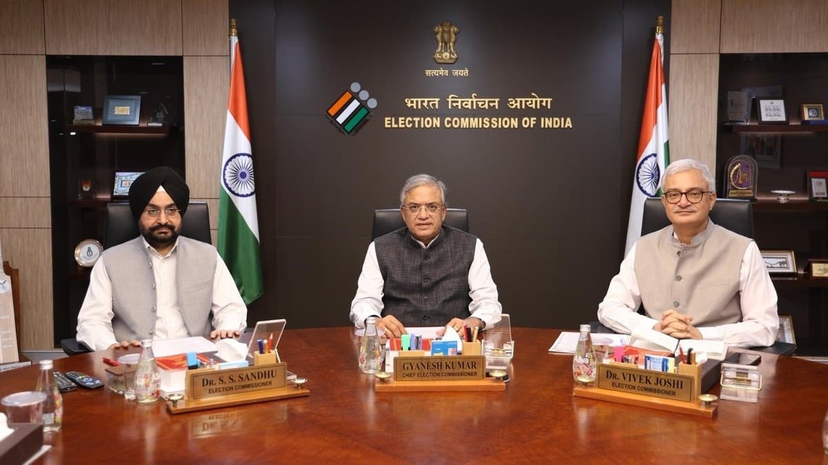 विवादों के बीच दिल्ली में चुनाव आयोग की बड़ी बैठक, CEC के साथ दोनों चुनाव आयुक्त शामिल