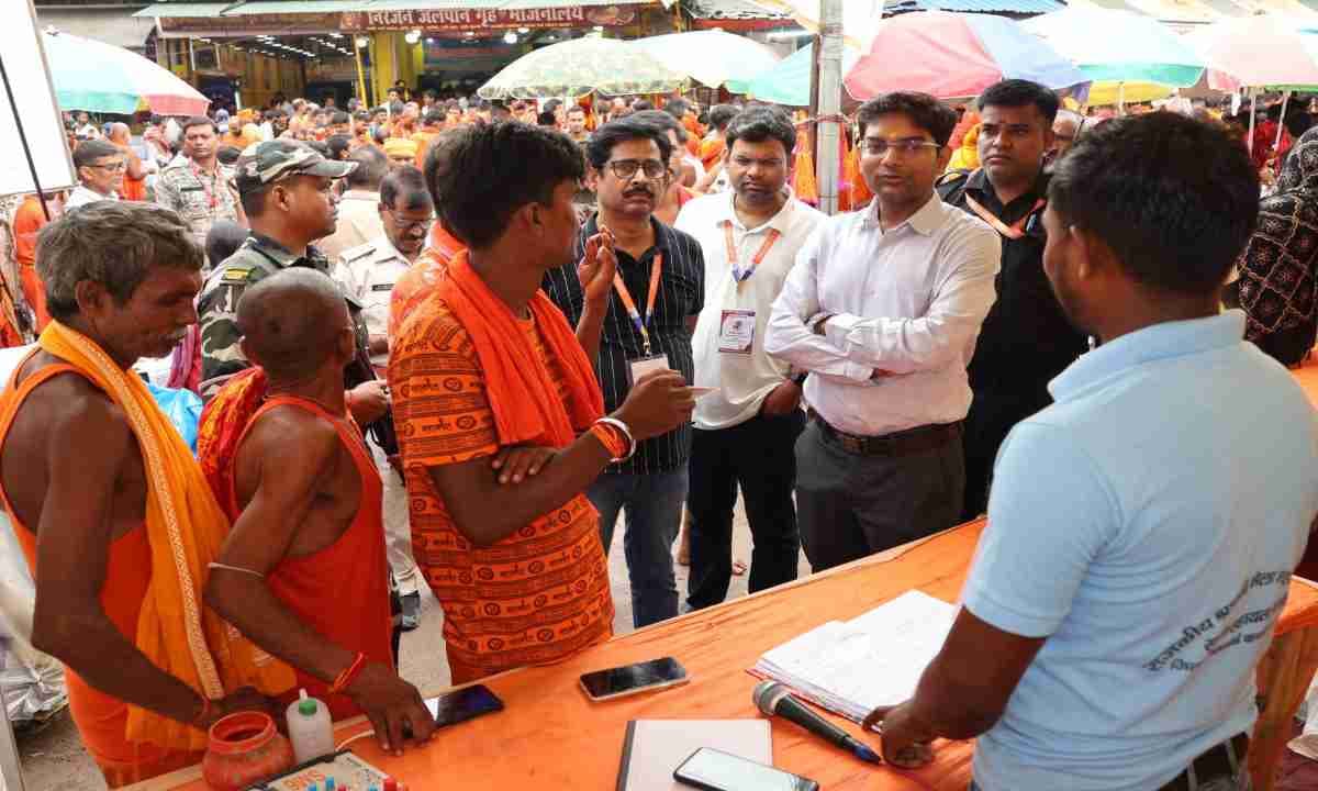 Dumka News: श्रावणी मेला के 13वें दिन बासुकीनाथ पहुंचे उपायुक्त, सुरक्षा व्यवस्था का लिया जायजा